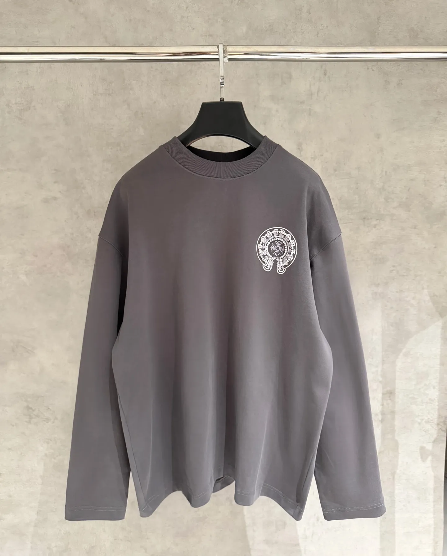 🅿️350 [Strict quality control] CH Croixin's new long-sleeved sweatshirt T-shirt. Heavy 420g double yarn fabric. Three-dimensional printing on the back panel ➕ bubble beads on the front and back. The whole garment is washed twice. The four sides are frayed and torn. Heavy fabric. The neckline is made of icy Solona. Loose fit. Deep, wide and stylish. No deformation or shrinkage. Color: 3 colors, black, white and gray. Size: M-2xl